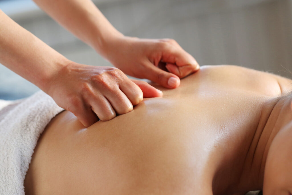 Nahaufnahme während einer Ayurveda Rückenmassage im Hotel Seevital in Langenargen am Bodensee