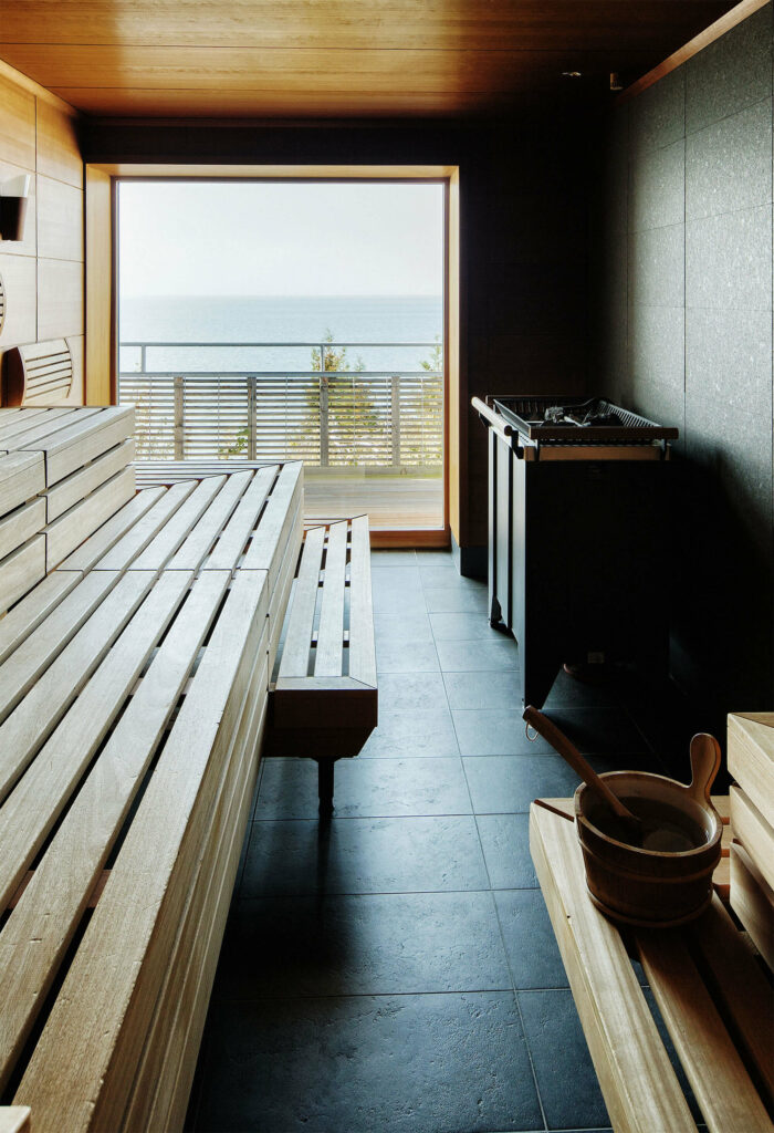 Blick in die Sauna mit Ausblick auf den Bodensee im Hotel Seevital in Langenargen