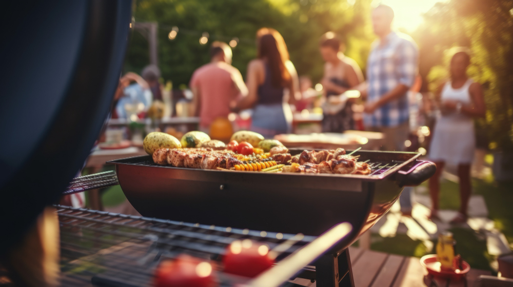 Imagebild Ansicht eines Grills, der mit Gemüse und Fleisch gefüllt ist