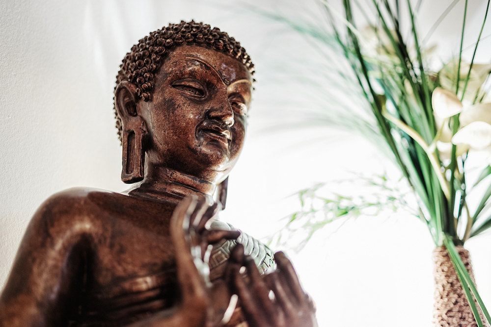Buddha figure as a relaxing decorative element in the wellness area